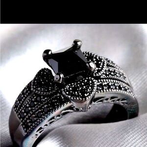 1/2pcs Stylish And Creative Black Rhinestone Inlaid Romantic ring.
